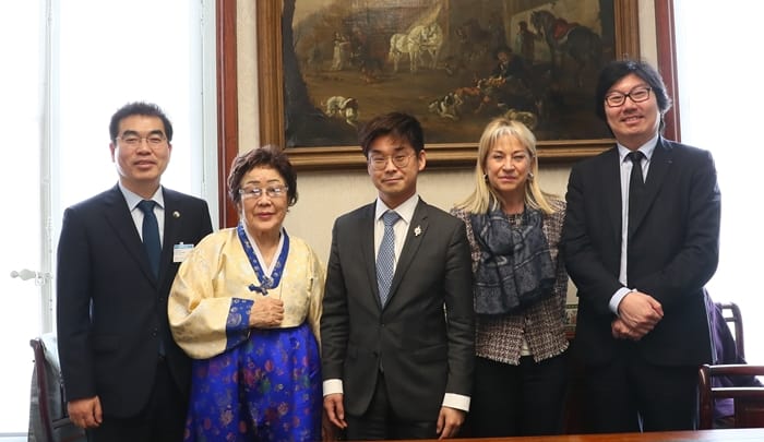 The victim of sex slavery, Lee Yong-soo (second from left), poses for a commemorative photo with French members of the House of Commons after testifying about the misery of her suffering, in Paris on March 8, International Women's Day. From left are Gwangmyeong Mayor Yang Ki-dae, Lee, member of parliament Joachim Son-Forget, Senator Catherine Dumas, and former French State Reform and Simplification Minister Jean-Vincent Place. (Gwangmyeong City Hall)