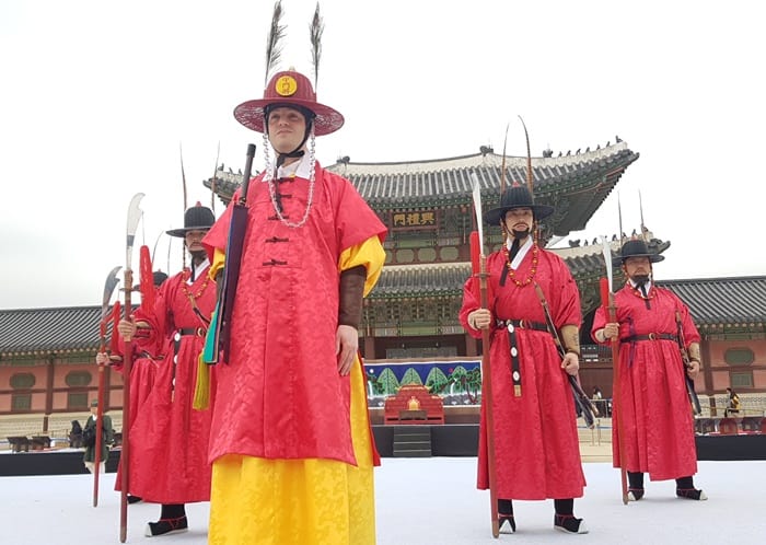 ‘2018 조선시대 경복궁 수문장 임명의식’이 1일 서울 경복궁 흥례문 앞 광장에서 열린 가운데 외국인 최초로 ‘경복궁 명예수문장’으로 임명된 미국인 마크 테토(가운데)씨가 기념촬영을 하고 있다. 이경미 기자