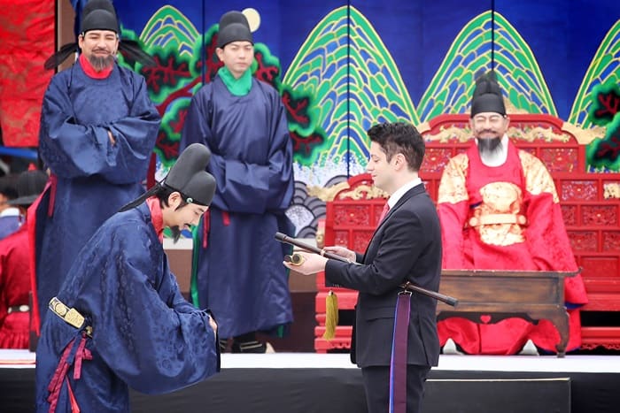 서울 종로구 경복궁 흥례문 앞 광장에서 1일 열린 '2018 조선시대 경복궁 수문장 임명의식'에서 명예수문장으로 임명된 마크 테토씨가 국왕이 하사한 등채(지휘봉)와 명예수문장 임명장을 받고 있다. 한국문화재재단