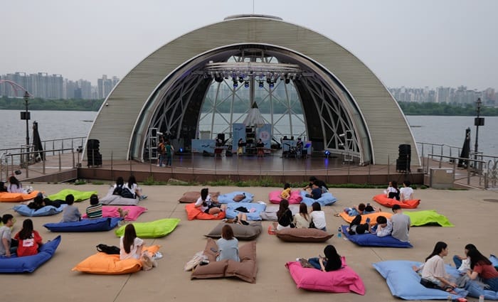 서울 곳곳에서는 4월 한달 동안 매주 주말마다 다양한 문화행사가 열린다. 지난해 여의도 한강공원 물빛무대에서 시민들이 ‘누워서 보는 콘서트’를 즐기고 있다.