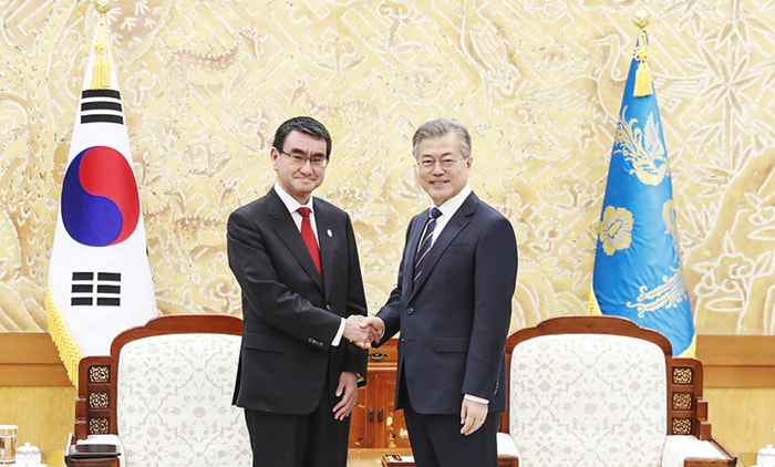 ▲ 문재인 대통령(오른쪽)이 11일 청와대 본관에서 고노 타로 일본 외무대신과 악수를 나누고 있다. 청와대