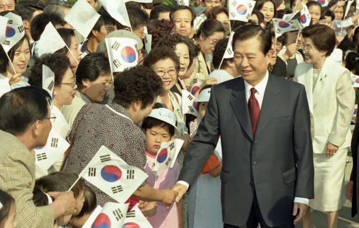 2000년 6월 13일 국민들이 남북정상회담을 떠나는 김대중 대통령을 환송하고 있다.