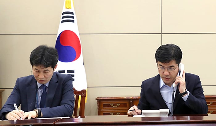 A direct phone line between Cheong Wa Dae and Pyeongyang has been opened on April 20. The test phone call was made between senior presidential officer Song In-bae and a staff member at the State Affairs Committee in Pyeongyang. Cheong Wa Dae.