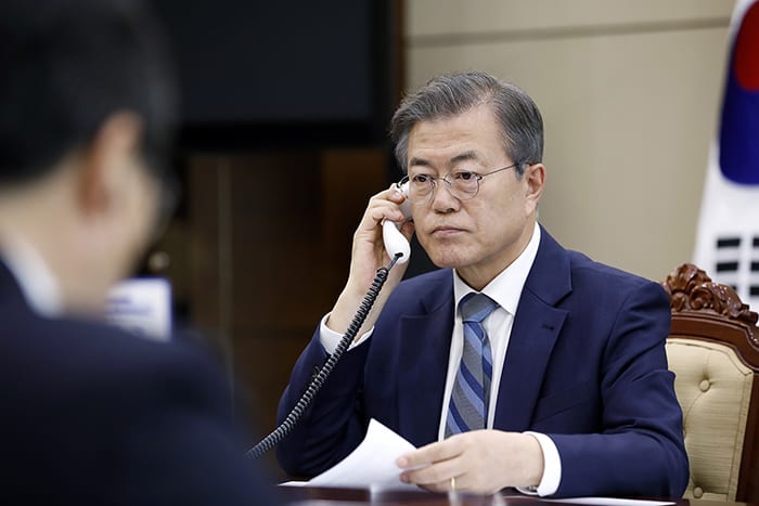 President Moon Jae-in holds a 40-minute phone call starting at 4 p.m. on April 24 with Japanese Prime Minister Shinzo Abe to discuss issues involving the Korean Peninsula, including the upcoming 2018 Inter-Korean Summit. (Cheong Wa Dae)