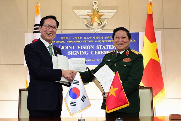 Minister of National Defense Song Young-moo (left) and his Vietnamese counterpart, Ngo Xuan Lich, shake hands after signing a joint vision statement covering cooperation on national defense, at the ministry’s offices in Seoul on April 23. (Ministry of National Defense)