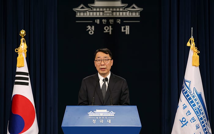Presidential Senior Secretary for Public Relations Yoon Young-chan on April 25 briefs the press at the Chunchugwan Press Center at Cheong Wa Dae on the results of the meeting between Director of National Security Chung Eui-yong and U.S. National Security Advisor John Bolton. (Korea.net DB)