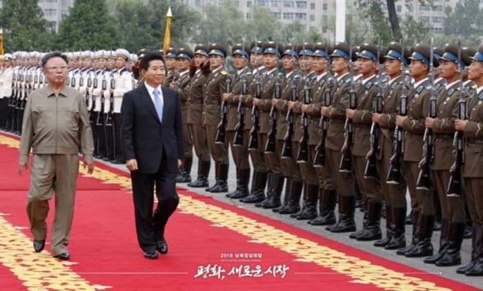 2007년 정상회담 참석 차 북한을 방문한 고 노무현 대통령이 북한군 의장대 사열을 받고 있다.