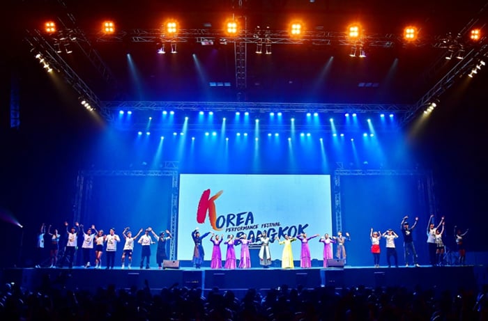 Artists wave to the audience during the Korea Performance Festival in Bangkok in June 2017. (Korea Tourism Organization)