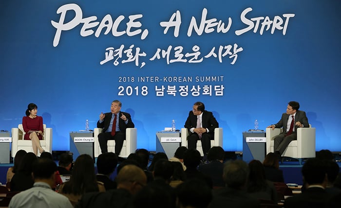 Experts on Korean Peninsula issues share their views and prospects for the 2018 Inter-Korean Summit and future developments on the Korean Peninsula, at the “2018 Inter-Korean Summit: Super Preview” talk show at the KINTEX convention center in Goyang-si, Gyeonggi-do Province, on April 26.