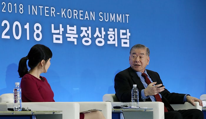Moon Chung-in (right), special advisor to President Moon Jae-in, expresses his views on prospects for the 2018 Inter-Korean Summit and the summit between Washington and Pyeongyang, on the '2018 Inter-Korean Summit: Super Preview' talk show on April 26.