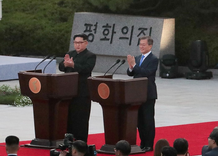 President Moon Jae-in and North Korean Chairman of State Affairs Comittee Kim Jong Un announce the Panmunjeom Declaration on April 27 at thePeace House of Panmunjeom.