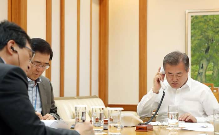 President Moon Jae-in held a phone call with U.S. President Donald Trump on April 28 to talk about the results of the 2018 Inter-Korean Summit and discussed the prospect and cooperation measures for the planned U.S.-North Korea summit. (Cheong Wa Dae Facebook)