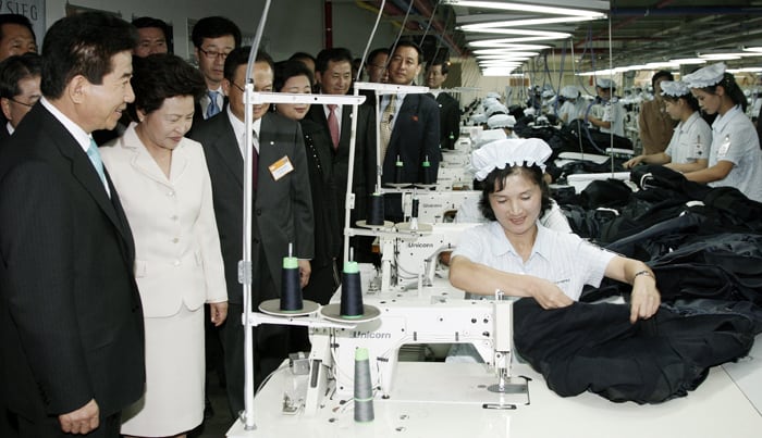 Former President Roh Moo-hyun and his wife inspect the Gaeseong Industrial Complex after attending the 2007 Inter-Korean Summit in Pyeongyang, in Gaeseong on Oct. 4, 2007. (Ministry of Culture, Sports and Tourism)