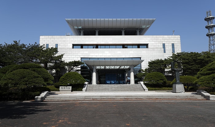 With the 2018 Inter-Korean Summit just two days away, the two Koreas held a joint rehearsal on April 25 at the Peace House in Panmunjeom. The photo shows the Peace House, the summit venue. (Jeon Han)