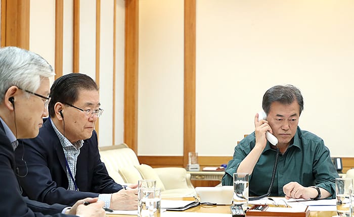 President Moon Jae-in (right) speaks with U.S. President Donald Trump at Cheong Wa Dae on May 9 to discuss plans for the upcoming U.S.-North Korea summit. (Cheong Wa Dae)
