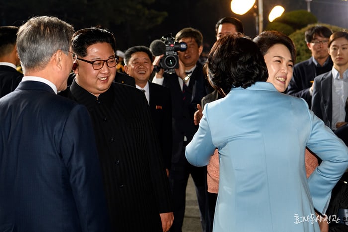 First lady Kim Jung-sook embraces the wife of the North Korean leader, Ri Sol Ju, before the North Korean first couple leaves the venue after the farewell performance in Panmunjeom on April 27. (Hyoja-dong Studio)