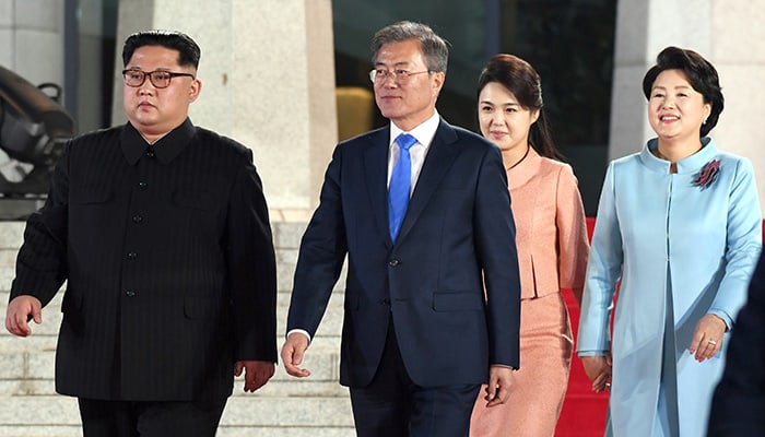 The South and North Korean leaders and their spouses walk together to the farewell performance venue in Panmunjeom on April 27. (2018 Inter-Korean Summit Press Corps)