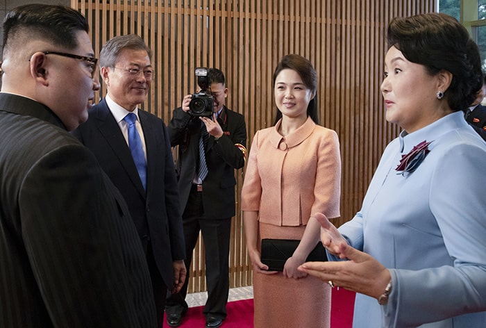 First lady Kim Jung-sook (right) talks with North Korean leader Kim Jong Un and his wife before attending the official dinner at the Peace House in Panmunjeom on Apirl 27. (2018 Inter-Korean Summit Press Corps)
