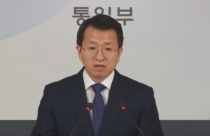 통일부는 4일 대변인 명의의 ‘민간단체의 대북전단 살포 관련 정부 입장’을 통해 대북 전단 살포를 즉각 중단할 것을 요구했다. 통일부