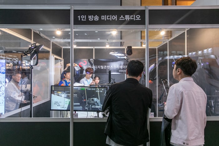 The Korea International Broadcast, Audio & Lighting Equipment Show (KOBA 2018) is held at the COEX convention center in Samseong-dong, Gangnam-gu District, Seoul, from May 15 to 18. Visitors to the expo on May 16 get first-hand experiences creating their own videos at a specially built studio for video creators.