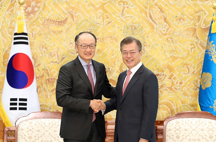 World Bank president Jim Yong Kim (left) shakes hand with President Moon Jae-in at Cheong Wa Dae on May 25. (Cheong Wa Dae)