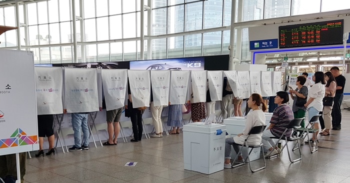 제7회 전국동시지방선거 사전투표 둘째날인 9일 서울역에 마련된 사전투표소에서 많은 사람들이 투표하고 있다.