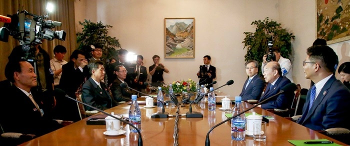 이산가족 상봉 행사를 논의하기 위해 22일 북한 금강산호텔에서 열린 남북 적십자회담에서 박경서 대한적십자사 회장(오른쪽 두 번째)을 수석대표로 하는 남측 대표단과 박용일 조국평화통일위원회 부위원장(왼쪽 두 번째)을 단장으로 하는 북측 대표단이 대화를 나누고 있다.