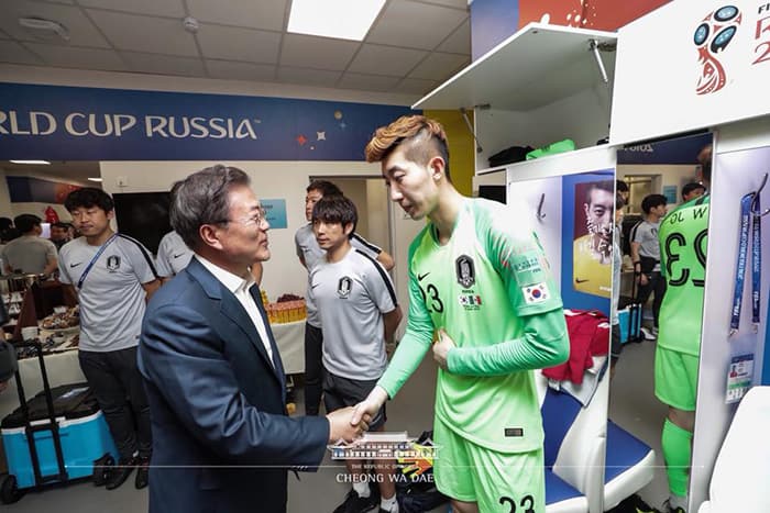 President Moon Jae-in shakes hands with Cho Hyun-Woo, goalkeeper of the national Korean soccer team, in the locker room after watching the match between Korea and Mexico on June 23 in Rostov-on-Don, Russia.