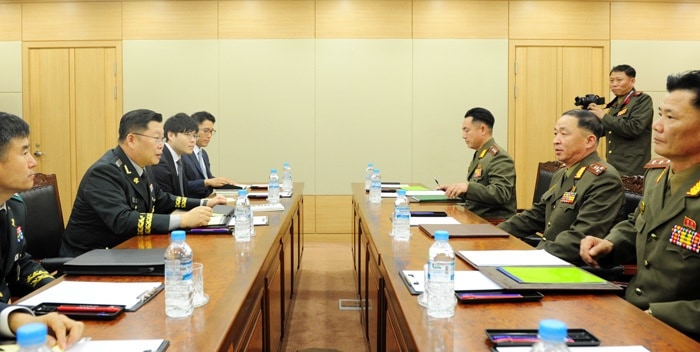 동∙서해지구 군 통신선 복구를 위해 25일 경기도 파주시 남북출입사무소에서 열린 대령급 남북 통신실무접촉에서 남측 수석대표 조용근 육군대령(왼쪽 두 번째), 북측 수석대표 엄창남 육군대좌(오른쪽 두 번째) 등 대표단이 논의하고 있다. 국방부