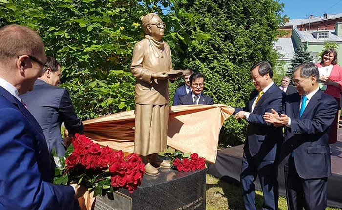 Park_Gyeong_ri_Statue_03.jpg