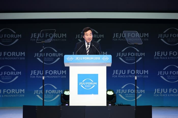 Prime Minister Lee Nak-yon delivers the keynote speech at the Jeju Forum for Peace & Prosperity 2018 that took place at the International Convention Center Jeju on June 27.