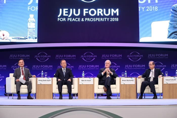 The world leaders’ session at the 13th Jeju Forum for Peace & Prosperity takes place on June 27. Attendees at the session include (from left) Chairman of JoongAng Holdings Hong Seok-hyun, former U.N. Secretary General Ban Ki-moon, former Canadian Prime Minister Brian Mulroney, and former Japanese Prime Minister Yasuo Fukuda.