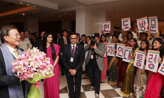 President Moon Jae-in, currently on state visit to India, is welcomed by local students studying at the King Sejong Institute in New Delhi on July 8. (Cheong Wa Dae)