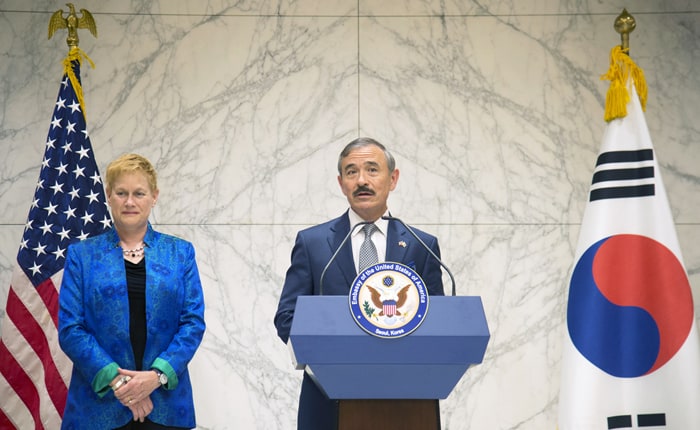 The new U.S. ambassador to Korea, Harry Harris (right), issues a brief statement after arriving at Incheon International Airport with his wife. (U.S Embassy & Consulate in Korea)