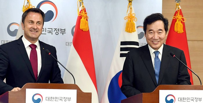 Prime Minister Lee Nak-yon (right) and Luxembourg's Prime Minister Xavier Bettel hold a joint press conference at the Government Complex-Seoul on July 2.