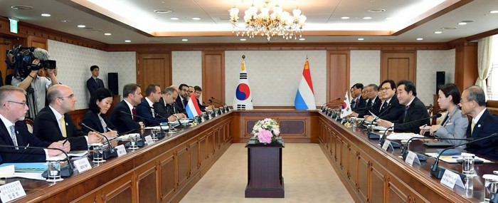 Prime Minister Lee Nak-yon and Luxembourg's Prime Minister Xavier Bettel are holding an extended summit at the Government Complex-Seoul with their counterparts.