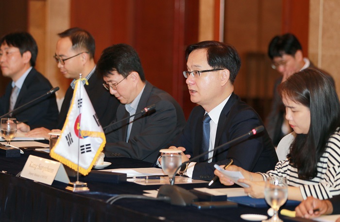 Kang Sung-chun, deputy mister for trade at the Ministry of Trade, Industry and Energy, gives a speech during the first Korea-Indonesia Automotive Dialogue, at the Lotte Hotel in Seoul on Aug. 24. (Ministry of Trade, Industry and Energy)