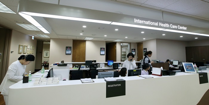 The minimum period of time required for non-citizens to live in Korea before being able to sign up for national health insurance increases from three months to six months. Refugees are also now allowed to sign up for the national health care plan. The photo shows the Severance Hospital center for non-citizens. (Koreanet DB)