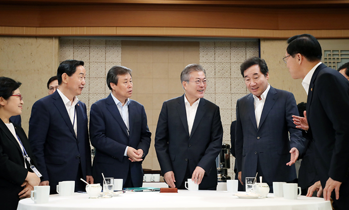 President Moon Jae-in (fourth from left) hosts a Cabinet meeting and proposes the government's new budget for 2019, at Cheong Wa Dae on Aug. 28. (Cheong Wa Dae)