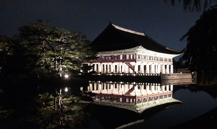The Gyeongbokgung Palace Starlight Tour features the Gyeonghoeru Pavilion that looks even more gracious when seen under the moonlight at night.