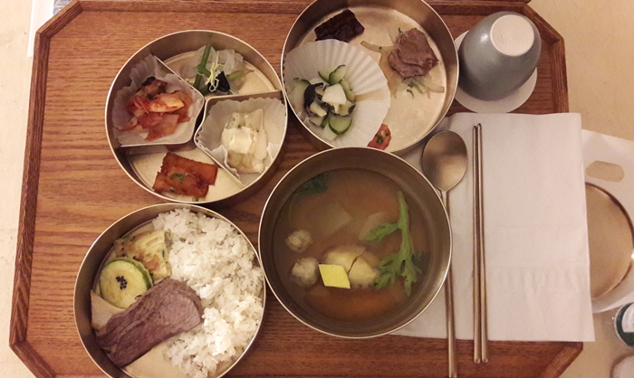 A Joseon dinner fit for kings and queens is included as part of the Gyeongbokgung Palace Starlight Tour.