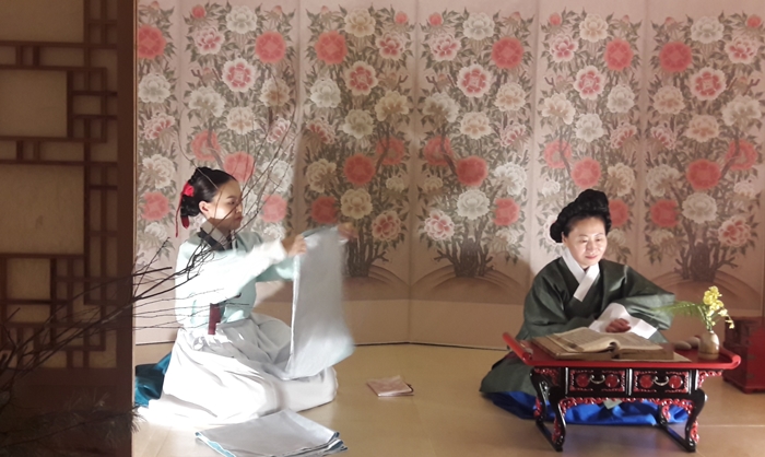 The daily life of court ladies in the Jibgyeongdang Hall and the Hamhwadang Hall is reenacted during the Gyeongbokgung Palace Starlight Tour on Aug. 30.