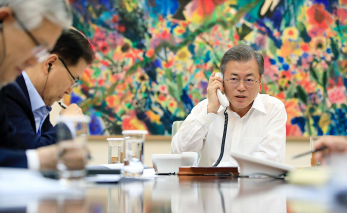 President Moon Jae-in explains over the phone the special envoys’ Sept. 5 visit to Pyeongyang, at Cheong Wa Dae the night before. (Cheong Wa Dae)
