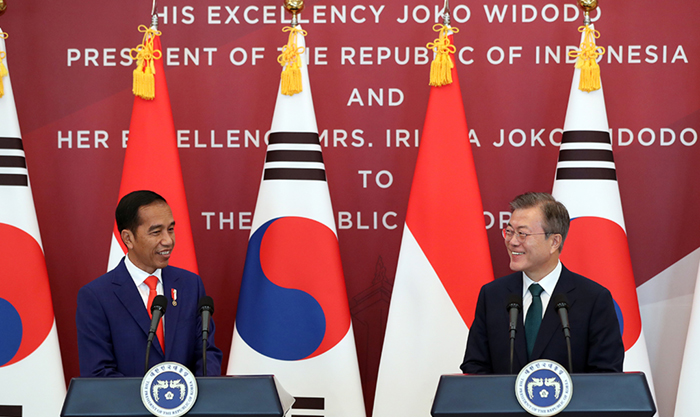Indonesian President Joko Widodo (left) and President Moon Jae-in brief the press after their summit, at Cheong Wa Dae on Sept. 10.