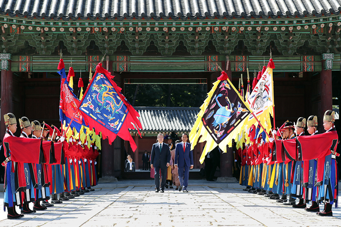 President Moon Jae-in and his Indonesian counterpart, Joko Widodo, inspect a traditional honor guard during the official welcoming ceremony at Changdeokgung Palace, in Seoul on Sept. 10.