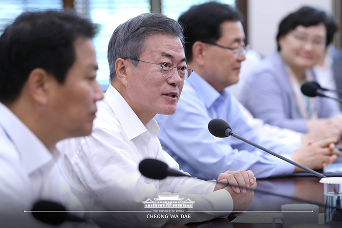 President Moon Jae-in (second from left) says he will concentrate on establishing permanent peace between South and North Korea through the2018 Inter-Korean Summit Pyeongyang. He presided over a Cabinet meeting on the afternoon of Sept. 17, one day before the summit. (Cheong Wa Dae).