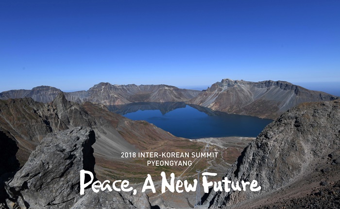 The first couples of the two Koreas visited Cheonji Lake on the top of Baekdusan Mountain together on the third day of President Moon Jae-in’s trip to North Korea on Sept. 20.