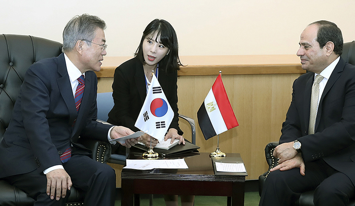 President Moon Jae-in (left) and Egyptian President Abdel Fattah el-Sisi hold bilateral talks at the U.N. in New York on Sept. 26.