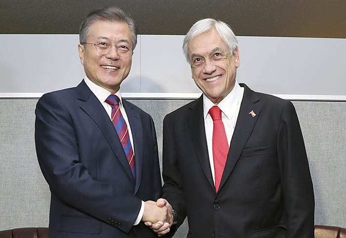 President Moon Jae-in (left) shakes hands with Chilean President Sebastian Pinera before their summit at the U.N. in New York on Sept. 26.