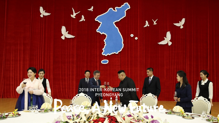 President Moon Jae-in (fourth from left), first lady Kim Jung-sook (left), Chairman of the State Affairs Commission Kim Jong Un (fourth from right) and his spouse, Ri Sol Ju (second from right), make a toast during the welcome banquet at the Mokrangwan state guesthouse in Pyeongyang on Sept. 18. (Pyeongyang Press Corps)